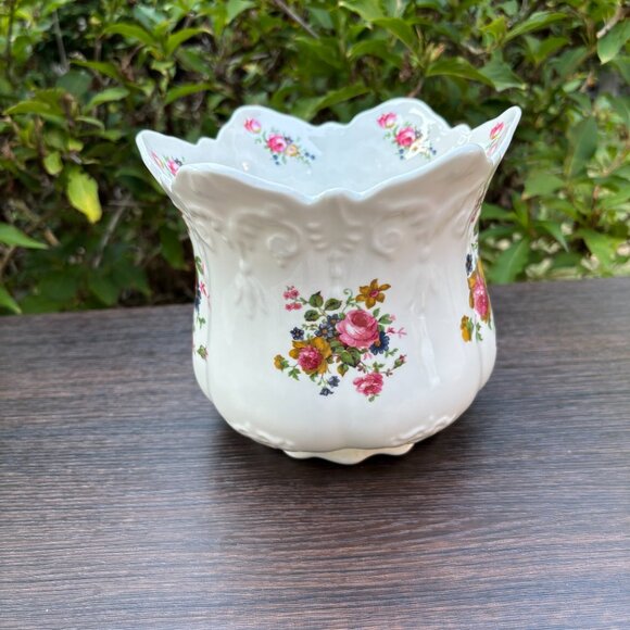 Vintage Royal Castle Bone China Floral Planter Vase Scalloped Rim Porcelain Pot - Picture 5 of 16
